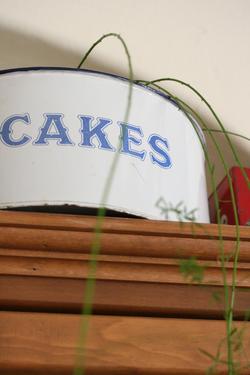CAKES缶。
