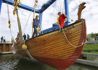 アイスクリームの棒製「海賊船」、英国を目指し航行