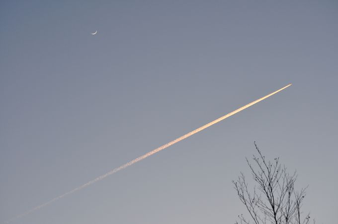 夕日、三日月、飛行機雲 2010.1.19.