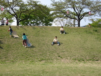 釈迦堂川で土手滑り♪