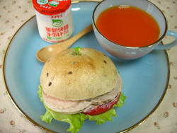 Cocochi のパンで鶏ハムサンド♪
